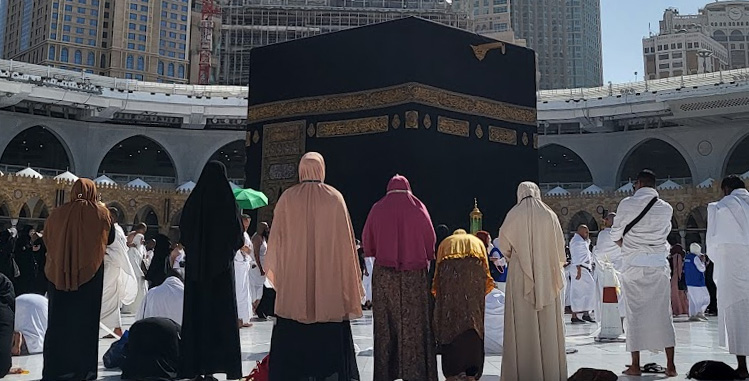 Muslim worshippers facing the Kaabah in Mekkah 